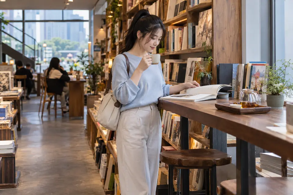 独立书店内阅读与饮茶结合的桌面